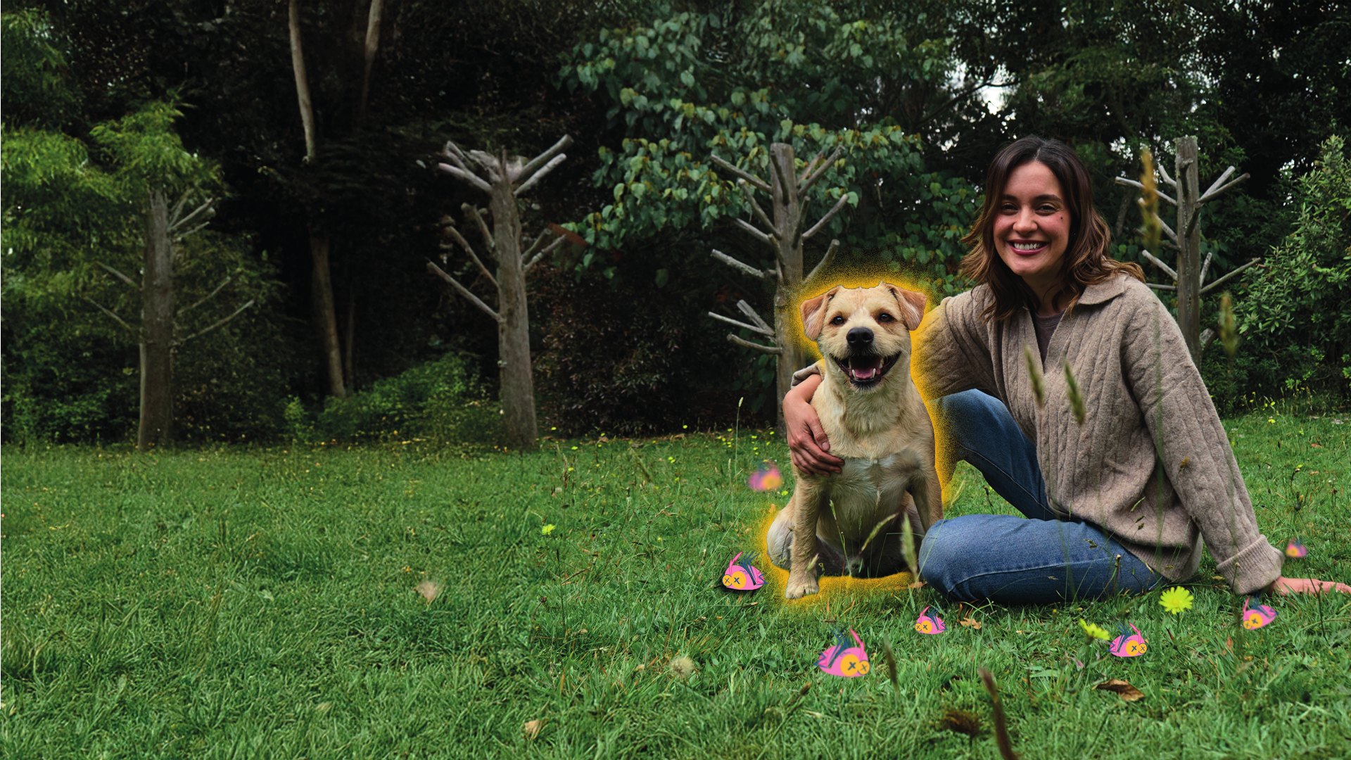 Mujer sentada en el césped abrazando a su perro protegido con Simparica